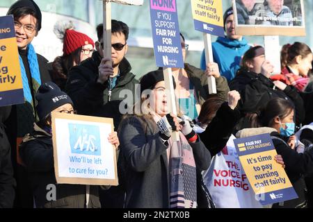 London, Vereinigtes Königreich, 7. Februar 2023. Streikende Krankenschwestern auf der Streikpostenlinie außerhalb der UCH an ihrem 2. Arbeitstag diese Woche. Ein Gesundheitsminister bestand darauf, dass es keine erneute Überprüfung der NHS-Bezahlung für dieses Jahr geben würde. Kredit : Monica Wells/Alamy Live News Stockfoto