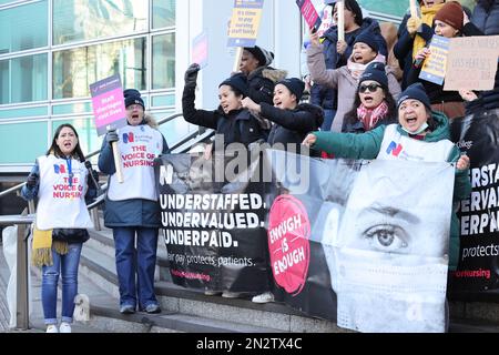 London, Vereinigtes Königreich, 7. Februar 2023. Streikende Krankenschwestern auf der Streikpostenlinie außerhalb der UCH an ihrem 2. Arbeitstag diese Woche. Ein Gesundheitsminister bestand darauf, dass es keine erneute Überprüfung der NHS-Bezahlung für dieses Jahr geben würde. Kredit : Monica Wells/Alamy Live News Stockfoto