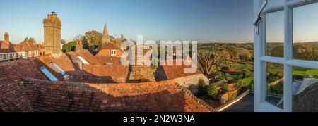 Blick über das Dorf Burwash mit der St. Bartholomew's Kirche und der High Weald Landschaft, Burwash, East Sussex, England, Großbritannien, Europa Stockfoto