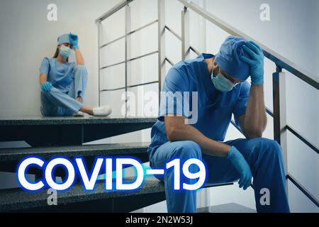 Müde überwältigte Arzt und Krankenschwester im Krankenhaus. Medizinischer Systemkollaps während der Coronavirus-Pandemie Stockfoto