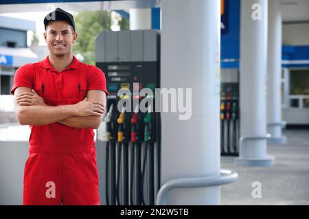 Arbeiter in Uniform an einer modernen Tankstelle Stockfoto