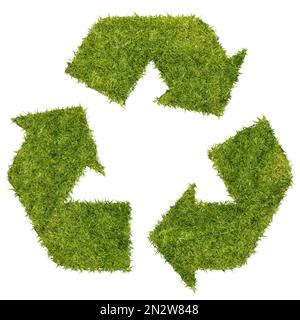 Recycling-Konzept. Drei Pfeile in einem Kreis aus Gras. Isoliert auf weiß Stockfoto