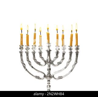 Silberne Menora mit brennenden Kerzen auf weißem Hintergrund. Hanukka-Feier Stockfoto