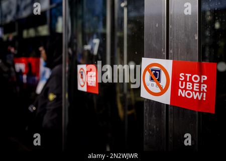 AMSTERDAM - Uber-Fahrer in Ubers Hauptquartier während eines Protestes. In verschiedenen Ländern setzen sich die Fahrer gegen eine von ihnen als ungerecht angesehene Behandlung durch das Taxiunternehmen ein. ANP ROBIN VAN LONKHUIJSEN niederlande raus - belgien raus Stockfoto