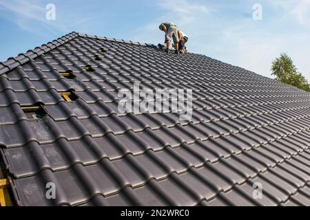 Dachziegel, Dach im Bau, Verdunkelung Stockfoto