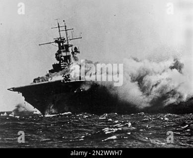 GUADALCANAL, SALOMONEN - 15. September 1942 - die USS Wasp ( CV-7 ) brannte und listete, nachdem sie vom japanischen U-Boot I-19 torpediert wurde, o Stockfoto