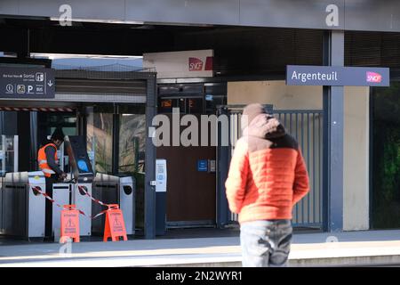 Pendler warten auf Züge, da der TER-Verkehr auf der Linie J durch den Verkehrsstreik am 7. Februar 2023 auf 1 in 3 Zügen im Bahnhof Argenteuil nördlich von Paris, Frankreich, am dritten Tag der landesweiten Kundgebungen seit Anfang des Jahres, gegen eine zutiefst unpopuläre Rentenreform, begrenzt wird. Frankreich bereitete sich auf neue Streiks und Massendemonstrationen gegen den Vorschlag des französischen Präsidenten vor, die französischen Renten zu reformieren, einschließlich der Anhebung des Rentenalters von 62 auf 64 Jahre und der Erhöhung der Zahl der Jahre, in denen die Menschen Beiträge für eine volle Rente leisten müssen, einen Tag, nachdem die Gesetzgeber mit der Debatte über die umstrittenen Renten begannen Stockfoto