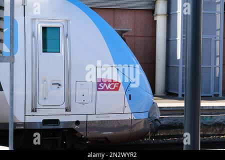 Pendler warten auf Züge, da der TER-Verkehr auf der Linie J durch den Verkehrsstreik am 7. Februar 2023 auf 1 in 3 Zügen im Bahnhof Argenteuil nördlich von Paris, Frankreich, am dritten Tag der landesweiten Kundgebungen seit Anfang des Jahres, gegen eine zutiefst unpopuläre Rentenreform, begrenzt wird. Frankreich bereitete sich auf neue Streiks und Massendemonstrationen gegen den Vorschlag des französischen Präsidenten vor, die französischen Renten zu reformieren, einschließlich der Anhebung des Rentenalters von 62 auf 64 Jahre und der Erhöhung der Zahl der Jahre, in denen die Menschen Beiträge für eine volle Rente leisten müssen, einen Tag, nachdem die Gesetzgeber mit der Debatte über die umstrittenen Renten begannen Stockfoto