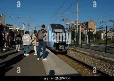 Pendler warten auf Züge, da der TER-Verkehr auf der Linie J durch den Verkehrsstreik am 7. Februar 2023 auf 1 in 3 Zügen im Bahnhof Argenteuil nördlich von Paris, Frankreich, am dritten Tag der landesweiten Kundgebungen seit Anfang des Jahres, gegen eine zutiefst unpopuläre Rentenreform, begrenzt wird. Frankreich bereitete sich auf neue Streiks und Massendemonstrationen gegen den Vorschlag des französischen Präsidenten vor, die französischen Renten zu reformieren, einschließlich der Anhebung des Rentenalters von 62 auf 64 Jahre und der Erhöhung der Zahl der Jahre, in denen die Menschen Beiträge für eine volle Rente leisten müssen, einen Tag, nachdem die Gesetzgeber mit der Debatte über die umstrittenen Renten begannen Stockfoto