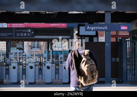 Pendler warten auf Züge, da der TER-Verkehr auf der Linie J durch den Verkehrsstreik am 7. Februar 2023 auf 1 in 3 Zügen im Bahnhof Argenteuil nördlich von Paris, Frankreich, am dritten Tag der landesweiten Kundgebungen seit Anfang des Jahres, gegen eine zutiefst unpopuläre Rentenreform, begrenzt wird. Frankreich bereitete sich auf neue Streiks und Massendemonstrationen gegen den Vorschlag des französischen Präsidenten vor, die französischen Renten zu reformieren, einschließlich der Anhebung des Rentenalters von 62 auf 64 Jahre und der Erhöhung der Zahl der Jahre, in denen die Menschen Beiträge für eine volle Rente leisten müssen, einen Tag, nachdem die Gesetzgeber mit der Debatte über die umstrittenen Renten begannen Stockfoto