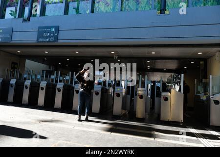 Pendler warten auf Züge, da der TER-Verkehr auf der Linie J durch den Verkehrsstreik am 7. Februar 2023 auf 1 in 3 Zügen im Bahnhof Argenteuil nördlich von Paris, Frankreich, am dritten Tag der landesweiten Kundgebungen seit Anfang des Jahres, gegen eine zutiefst unpopuläre Rentenreform, begrenzt wird. Frankreich bereitete sich auf neue Streiks und Massendemonstrationen gegen den Vorschlag des französischen Präsidenten vor, die französischen Renten zu reformieren, einschließlich der Anhebung des Rentenalters von 62 auf 64 Jahre und der Erhöhung der Zahl der Jahre, in denen die Menschen Beiträge für eine volle Rente leisten müssen, einen Tag, nachdem die Gesetzgeber mit der Debatte über die umstrittenen Renten begannen Stockfoto