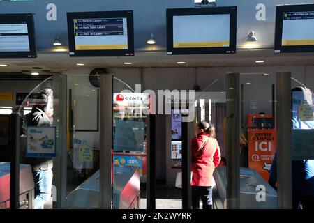 Pendler warten auf Züge, da der TER-Verkehr auf der Linie J durch den Verkehrsstreik am 7. Februar 2023 auf 1 in 3 Zügen im Bahnhof Argenteuil nördlich von Paris, Frankreich, am dritten Tag der landesweiten Kundgebungen seit Anfang des Jahres, gegen eine zutiefst unpopuläre Rentenreform, begrenzt wird. Frankreich bereitete sich auf neue Streiks und Massendemonstrationen gegen den Vorschlag des französischen Präsidenten vor, die französischen Renten zu reformieren, einschließlich der Anhebung des Rentenalters von 62 auf 64 Jahre und der Erhöhung der Zahl der Jahre, in denen die Menschen Beiträge für eine volle Rente leisten müssen, einen Tag, nachdem die Gesetzgeber mit der Debatte über die umstrittenen Renten begannen Stockfoto