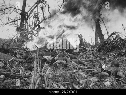 GUAM, MARIANEN - August/September 1944 - US-Marines benutzen einen Flammenwerfer auf einem japanischen Bunker während der zweiten Schlacht von Guam in der Mariana I. Stockfoto