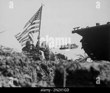 GUAM, MARIANEN - 20. Juli 1944 - zwei amerikanische Offiziere legen acht Minuten nach den Angriffstruppen der US-Marines und der US-Armee die amerikanische Flagge auf Guam Stockfoto