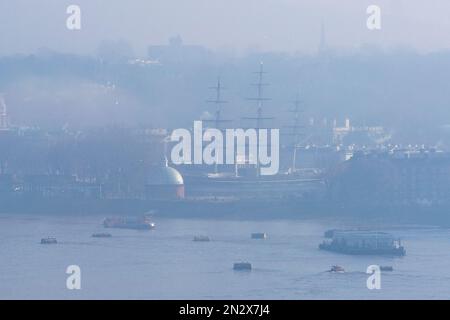 London, Großbritannien. 7. Februar 2023 UK Weather: Cutty Sark Schiff in Greenwich taucht allmählich durch den starken Morgennebel wieder auf, wenn es langsam über die Themse steigt. Kredit: Guy Corbishley/Alamy Live News Stockfoto