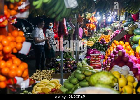 Quezon City, Philippinen. 7. Februar 2023. Früchte werden auf einem Markt in Quezon City, Philippinen, am 7. Februar 2023 gesehen. Die philippinische Statistikbehörde (PSA) erklärte am Dienstag, dass sich die Inflationsrate auf den Philippinen im Jahresvergleich im Januar auf 8,7 Prozent erhöhte, die höchste monatliche Rate seit November 2008. Kredit: Rouelle Umali/Xinhua/Alamy Live News Stockfoto