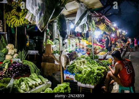 Quezon City, Philippinen. 7. Februar 2023. Gemüse und Obst werden auf einem Markt in Quezon City, Philippinen, am 7. Februar 2023 gesehen. Die philippinische Statistikbehörde (PSA) erklärte am Dienstag, dass sich die Inflationsrate auf den Philippinen im Jahresvergleich im Januar auf 8,7 Prozent erhöhte, die höchste monatliche Rate seit November 2008. Kredit: Rouelle Umali/Xinhua/Alamy Live News Stockfoto