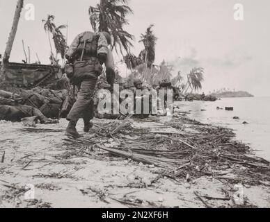 GUAM, MARIANEN - 21. Juli 1944 - US-Marines gehen in Deckung, während sie während der zweiten Schlacht von Guam im M unter Beschuss japanischer Verteidiger stehen Stockfoto