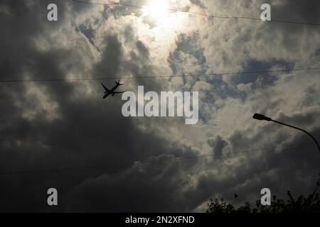 Flugzeug am Himmel. Flug in den Wolken. Luftverkehr. Ein Flugzeug, das hoch in den Himmel fliegt. Stockfoto
