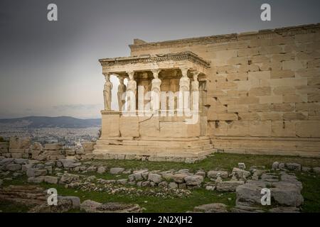 Säulenfiguren der Karyatiden am Erechtheion Tempel, Akropolis, Athen, Griechenland Stockfoto