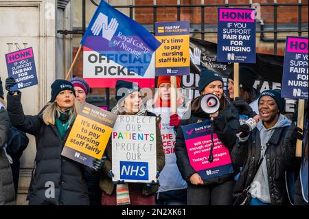 London, Großbritannien. 7. Februar 2023. Ein Streikposten von Krankenschwestern vor dem Royal Marsden Hospital in South Kensington. Sie ist Teil des Royal College of Nursing (RCN), das angesichts der Krise der Lebenshaltungskosten einen Streik über die Bezahlung organisiert hat. Kredit: Guy Bell/Alamy Live News Stockfoto