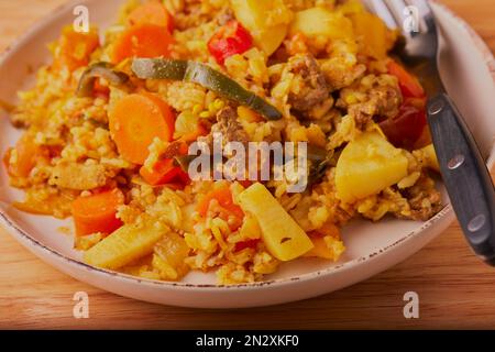 Ein paar Flaschen Tomaten- und Senfsauce auf einem Holztisch in einem Diner. Stockfoto