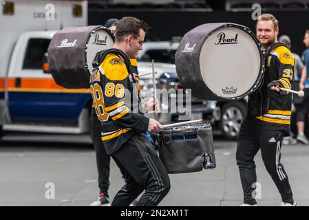 Trommler, die beim alljährlichen Boston BFit Challenge First Responder Support 7. im Boston TD Garden auftreten. Stockfoto