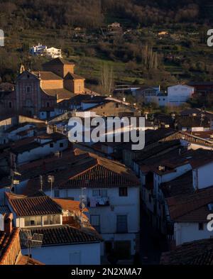 Senkrechte Luftaufnahme von Hervas mit dem Trinitär-Kloster San Juan Bautista im Hintergrund Stockfoto