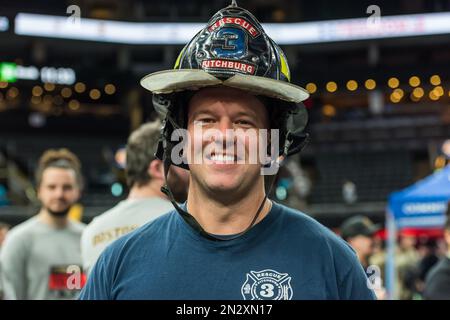 Ein Feuerwehrmann lächelt beim jährlichen Boston BFit Challenge First Responder Support Climb im Boston TD Garden 7. Stockfoto