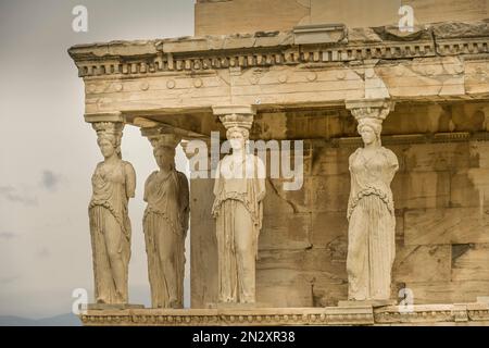 Säulenfiguren der Karyatiden am Erechtheion Tempel, Akropolis, Athen, Griechenland Stockfoto