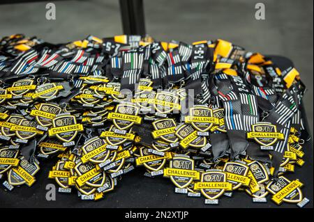 7. jährliche Boston BFit Challenge Medaillen für den First Responder Support Climb im Boston TD Garden. Stockfoto