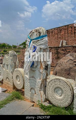 08 24 2015 Stein ruinierte den buddhistischen Maha Chaitya, eine große Stupa, die im 3. Jahrhundert v. Chr. in Amaravati, Andhra Pradesh, Indien Asien, erbaut wurde. Stockfoto