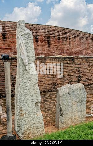 08 24 2015 Stein ruinierte den buddhistischen Maha Chaitya, eine große Stupa, die im 3. Jahrhundert v. Chr. in Amaravati, Andhra Pradesh, Indien Asien, erbaut wurde. Stockfoto