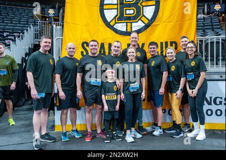 Quincy Police beim jährlichen Boston BFit Challenge First Responder Support Climb 7. im Boston TD Garden. Stockfoto