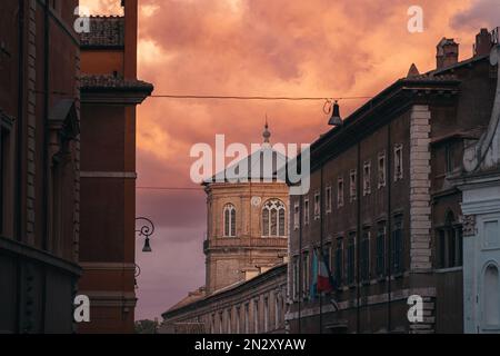 Atemberaubender Sonnenuntergang in den Doms der Skyline von Rom Stockfoto