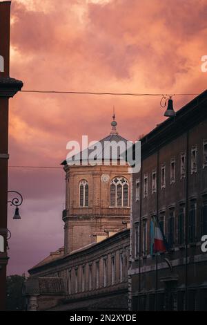 Atemberaubender Sonnenuntergang in den Doms der Skyline von Rom Stockfoto