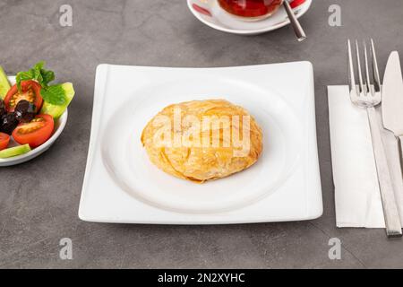 Izmir Boyoz auf einer weißen Porzellanplatte auf einem Steintisch Stockfoto