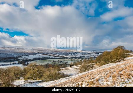 Eine leichte Überdeckung aus Schnee, Sonnenschein, Schatten und einem super Winterhimmel in Richtung Holwick, Teesdale Stockfoto