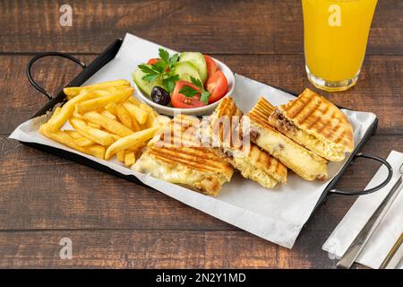 Türkischer Toast mit geröstetem Fleisch, serviert mit Oliven, Gurken und Tomaten Stockfoto