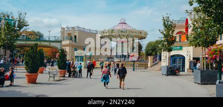 Wien, Österreich - 28. August 2022: Panoramablick auf den berühmten Wurstelprater, auch bekannt als einfach Prater, der 1766 in VI eröffnet wurde Stockfoto