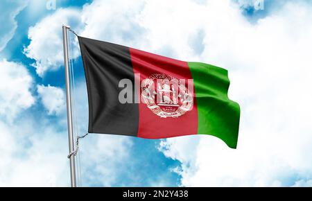 Die afghanische Flagge winkt im Himmelshintergrund. 3D-Rendering Stockfoto