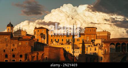 Atemberaubender Sonnenuntergang in den Doms der Skyline von Rom Stockfoto