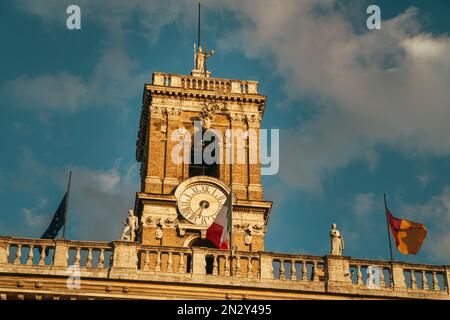 Atemberaubender Sonnenuntergang in den Doms der Skyline von Rom Stockfoto