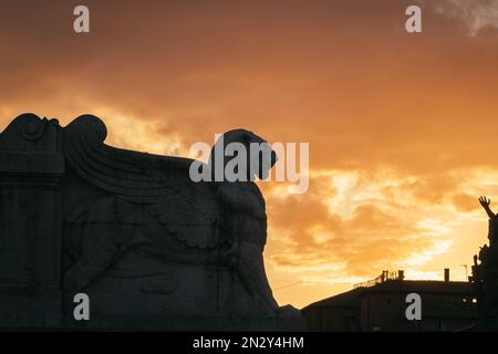 Atemberaubender Sonnenuntergang in den Doms der Skyline von Rom Stockfoto