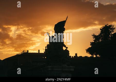 Atemberaubender Sonnenuntergang in den Doms der Skyline von Rom Stockfoto