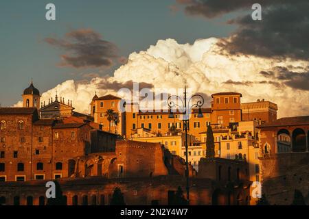 Atemberaubender Sonnenuntergang in den Doms der Skyline von Rom Stockfoto