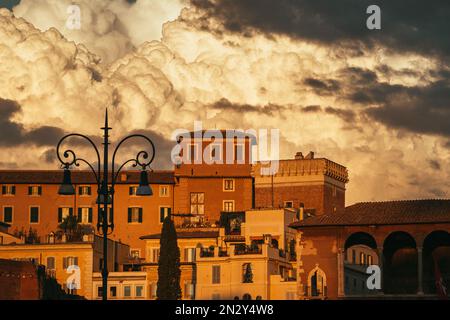 Atemberaubender Sonnenuntergang in den Doms der Skyline von Rom Stockfoto