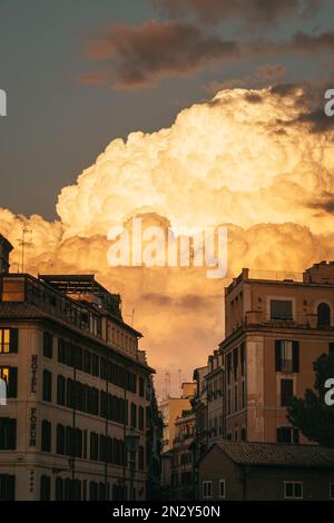 Atemberaubender Sonnenuntergang in den Doms der Skyline von Rom Stockfoto