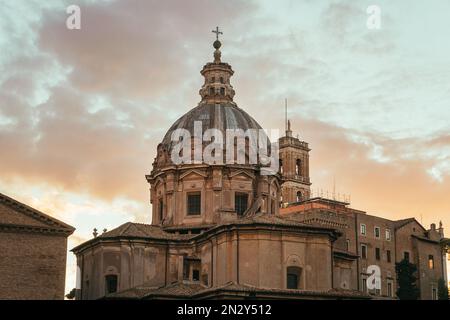 Atemberaubender Sonnenuntergang in den Doms der Skyline von Rom Stockfoto