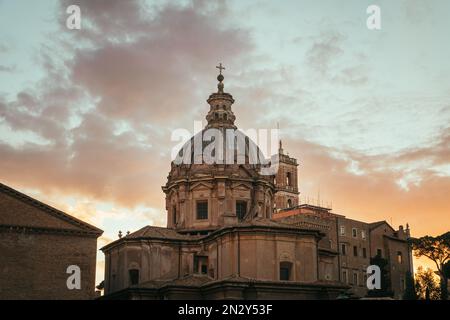 Atemberaubender Sonnenuntergang in den Doms der Skyline von Rom Stockfoto